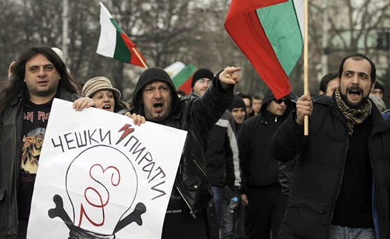 Bulhai protestovali proti vysokým cenám elektiny od EZ a dalích distribuních firem. Slogan hlásá "EZ - piráti z eska".