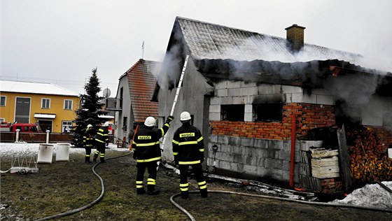 Hasiči zasahovali v Líšnici na Šumpersku u požáru dvou domů. Oheň byl podle