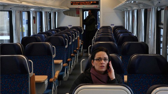 V šumperském podniku Pars nova představili modernizovaný železniční osobní vůz...