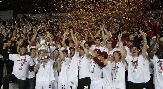 Takto fotbalisté Sparty slavili v roce 2010 svj zatím poslední titul.