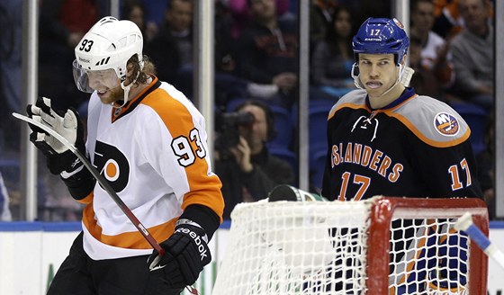 Jakub Voráek (vlevo) se raduje z gólu Philadelphie. Matt Martin z NY Islanders