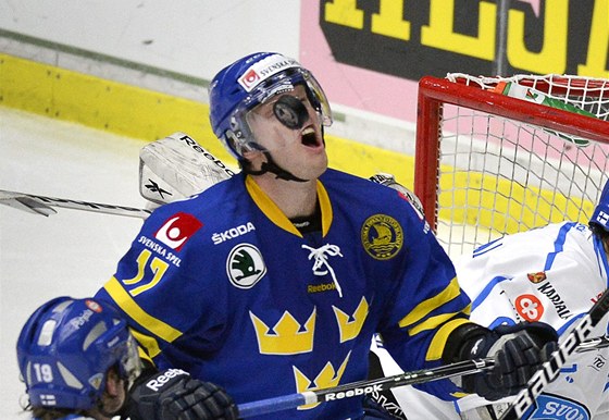Švédský hokejista Carl Söderberg schytal zásah pukem do hlavy. 