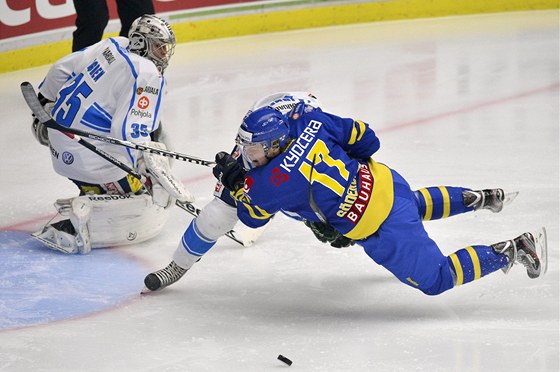 védský hokejista Carl Söderberg útoí na finskou branku v duelu védských her