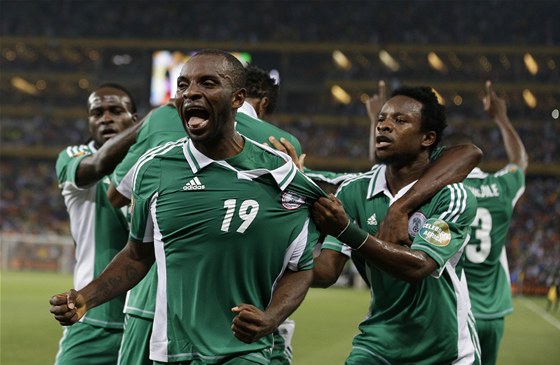 TREFA. Nigérijtí fotbalisté slaví gól Sundaye Mba ve finále Afrického poháru. 