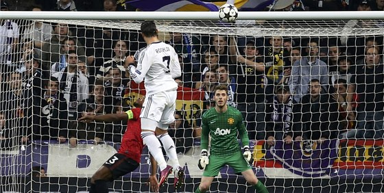 VYROVNÁNÍ NA 1:1. Cristiano Ronaldo z Realu Madrid přeskakuje Patrice Evru a
