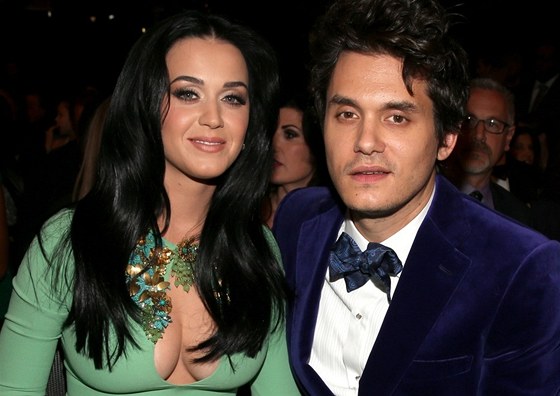 Katy Perry a John Mayer na udílení cen Grammy (10. února 2013)