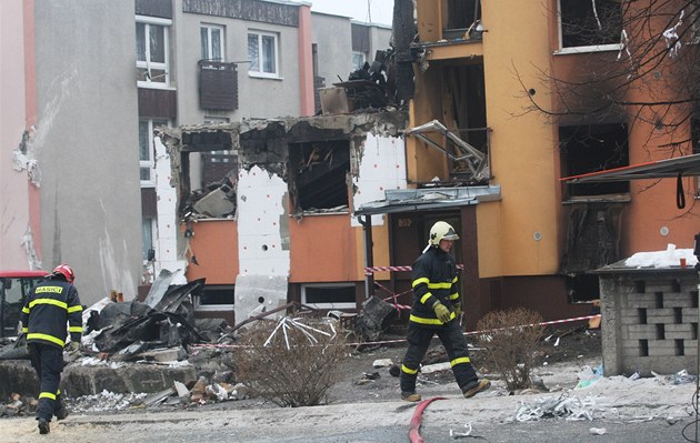 D�m v centru Fren�tátu po explozi, Bla�ek bydlel v p�ízemí vlevo a také nep�e�il.