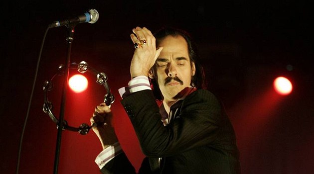 Nick Cave p�i vystoupení s kapelou The Bad Seeds (Arena HC Sparta Praha, 24. kv�tna 2008)