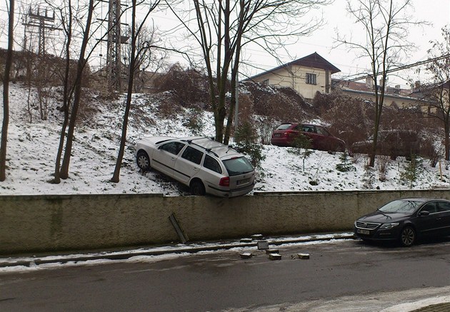 Takto sníh zkomplikoval parkování idii u vlakového nádraí Praha-Vysoany.