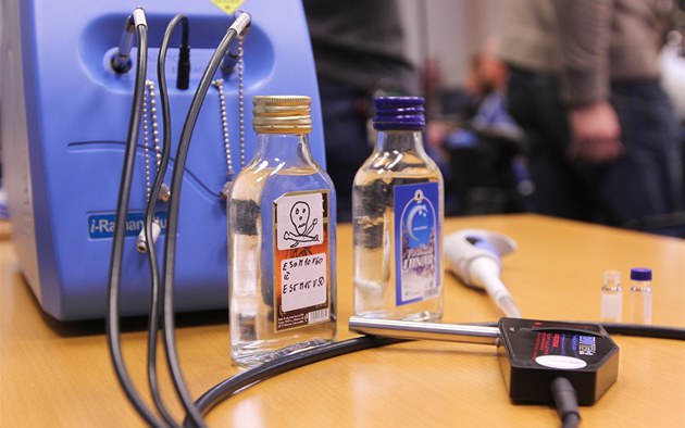 Nový moderní p�ístroj na zji��ování metanolu v alkoholu, který jako první v
