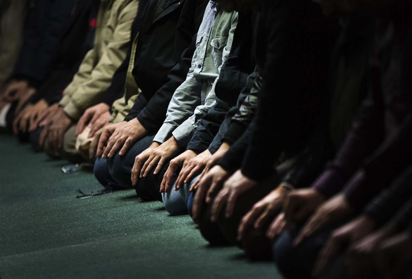 N�kte�í lidé z Karlových Var� protestují proti muslimské modlitebn�, kterou si muslimové budují v ulici I. P. Pavlova. (Ilustra�ní foto)