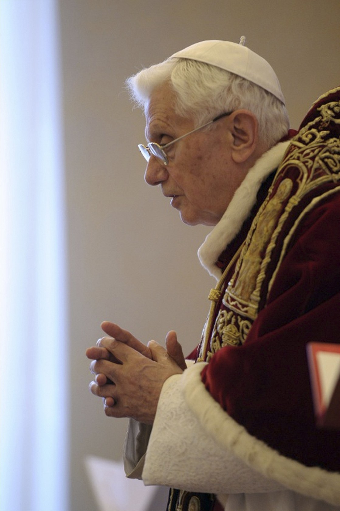 Pape� Benedikt XVI. b�hem klí�ové konzisto�e, na ní� oznámil svou rezignaci....