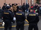 Policisté hlídají skupinu Dán v Karlín.