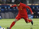 Luis Suárez z Liverpoolu se ítí do ance. Odváným skokem se vytasil branká