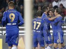 Fotbalisté Chelsea oslavují Brazilce Oscara (druhý zprava), který na Letné