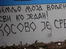"Mojí milované zemi...vichni jako jeden" stojí naopak na zdech v srbském
