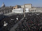 Desítky tisíc lidí se pili rozlouit s papeem Benediktem XVI. (17. února