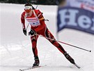 DO CÍLE. Emil Hegle Svendsen závodí za norskou tafetu na biatlonovém