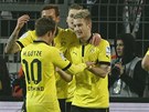 ASTNÝ HLOUEK. Fotbalisté Dortmundu slaví gól proti Frankfurtu, jeho autor