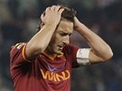 POZOR NA ÚES. Francesco Totti, kapitán AS ím, si cuchá vlasy po zahozené