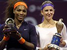 S TROFEJEMI. Serena Williamsová (vlevo) a Victoria Azarenková po vzájemném