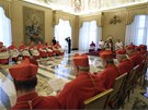 Pape Benedikt XVI. oznamuje ve Vatikánu kardinálm svou rezignaci (11. února
