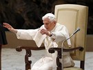 Pape Benedikt XVI. promlouvá k vícím bhem kadotýdenní audience ve Vatikánu