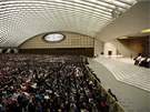Pape Benedikt XVI. promlouvá k vícím bhem kadotýdenní audience ve Vatikánu
