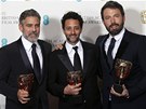 Zleva George Clooney, Grant Heslov a Ben Affleck s cenami BAFTA za nejlepí...