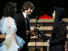 Grammy za rok 2012 - Prince pedává cenu Kimbe a Goyte