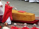 Kardinál Josef Razinger pi pohbu papee Jana Pavla II. (19. dubna 2005)