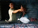 Grilování ryb na trhu Jimbaran