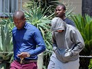 Policisté odvádjí atleta Oscara Pistoriuse (v kapuci) z policejní stanice v...