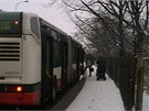Autobus na Vysoanské estakád nezvládl stoupání.