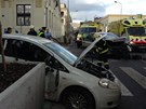 Pi stetu dvou aut v Praze na Smíchov se zranili dva lidé.
