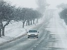 Padající sníh komplikuje dopravu v esku, snhové jazyky se tvoí i na Polisku.