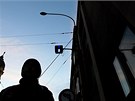 Modrá ipka svítí v Tolstého ulici, u DKO.