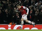 A JE TAM. Lukas Podolski z Arsenalu se raduje ze vsteleného gólu.