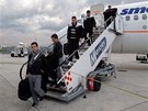 Fotbalisté Plzn vystupují z letadla po píletu do Neapole.
