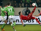 Mario Manduki stílí úvodní gól Bayernu v zápase s Wolfsburgem. 