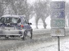 Sníh zkomplikoval dopravu na silnici z Jarome smrem do Hradce Králové.
