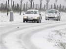 Sníh zkomplikoval dopravu na silnici v Hradci Králové.