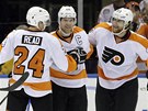 Hokejisté Philadelphie Flyers se radují z gólu, druhý zprava Jakub Voráek.
