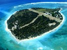 Ostrov Lady Elliot, pistávací dráha se táhne z jednoho konce ostrova na druhý.