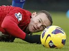 U BALONU. Útoník Manchesteru United Wayne Rooney leí na trávníku a sleduje...