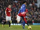 V LETU. Útoník Manchesteru United Wayne Rooney padá po souboji s Marouanem