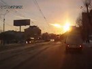 Snímek z videa zychycující let meteoritu, který dopadl v okolí Čeljabinsku.