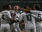 GRATULACE STELCI. Fotbalist Realu Madrid se raduj z glu Alvara Moraty