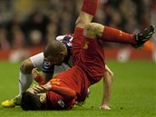 Luis Suarez (v ervenm) z Liverpoolu skonil na zemi po stetu se Stevenem