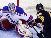 David Krej z Bostonu zakonuje na branku NY Rangers, vychytat se ho pokou